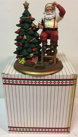 4403-2 € 50,00 coca cola beeldje kerstman bij boom ca 15 cm